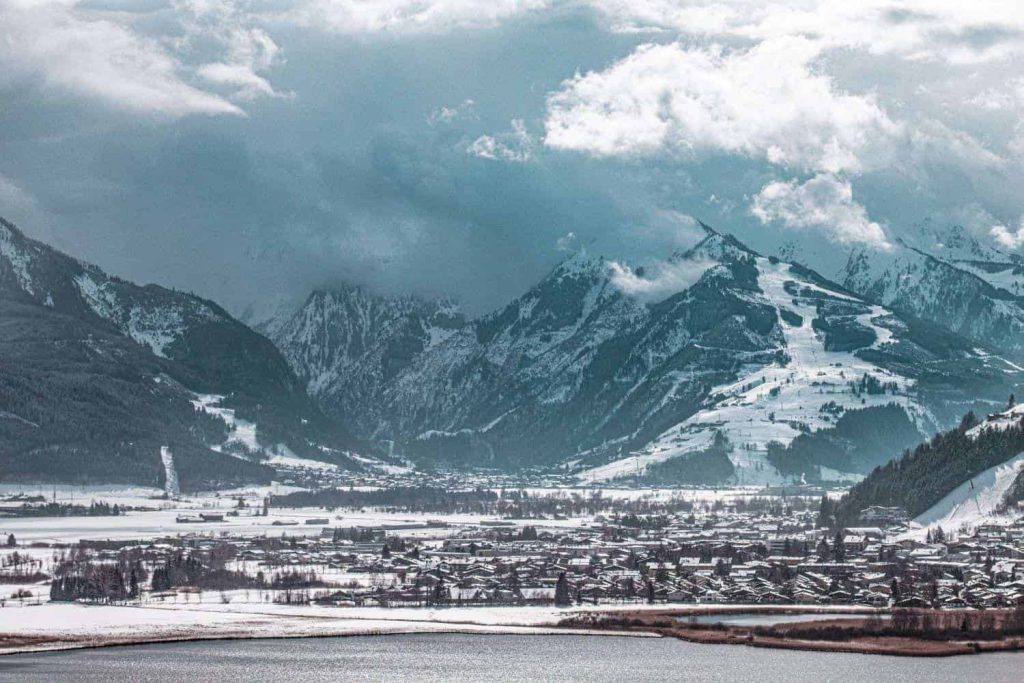 Verschneite Alpen bei Zell am See, Blick auf Piesendorf, ideal für nachhaltigen Bio-Bauernhof Urlaub